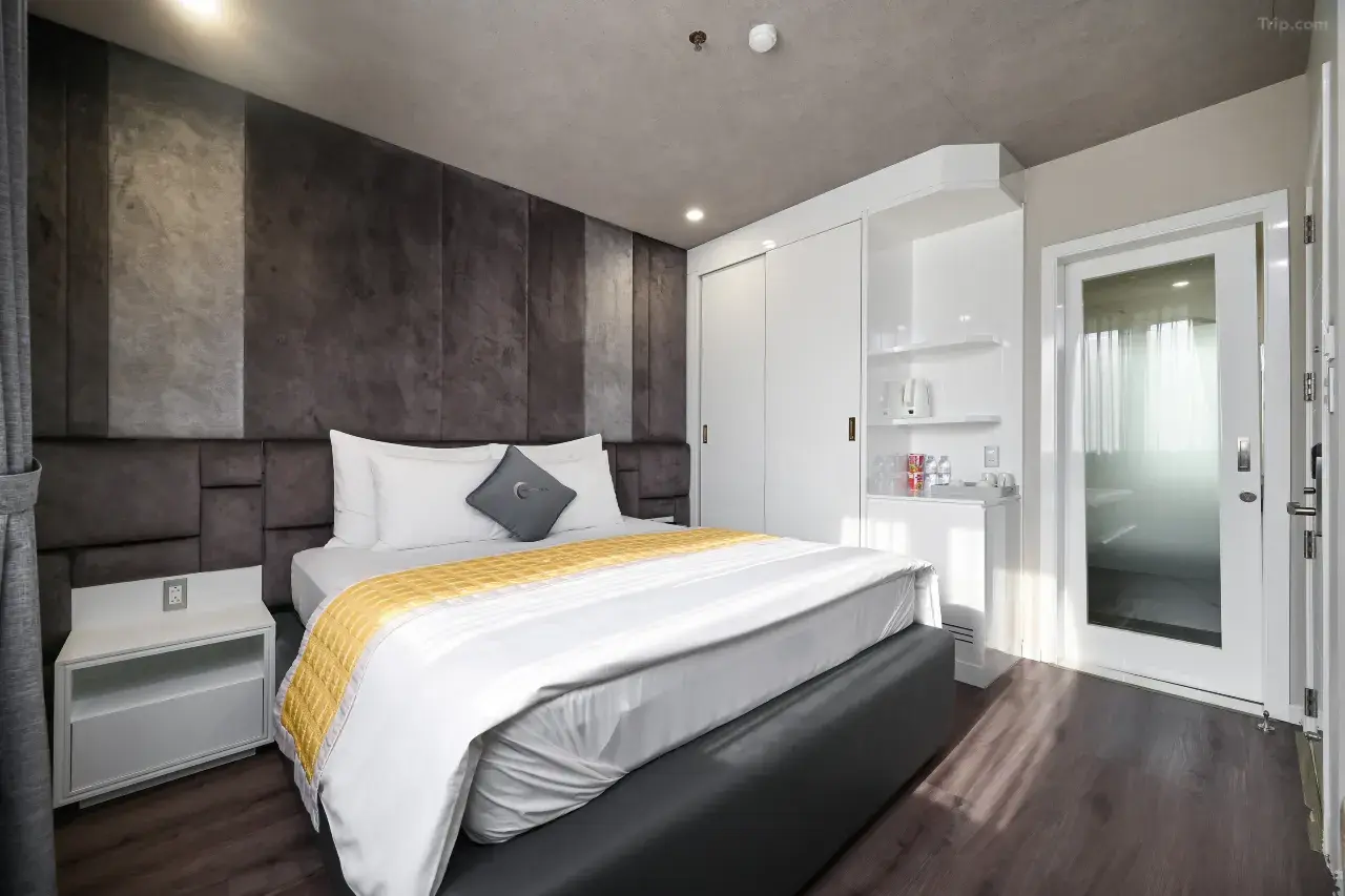 The Moon 3 Hotel